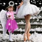 Four year-old Jane Hurlihy from Glasnevin and Amy Thake from Ballet Ireland launch Dublin City Council's Christmas 2007 season.