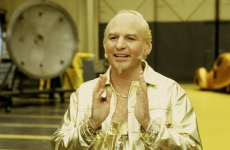 Gold prices continue surge as investors dump debt
