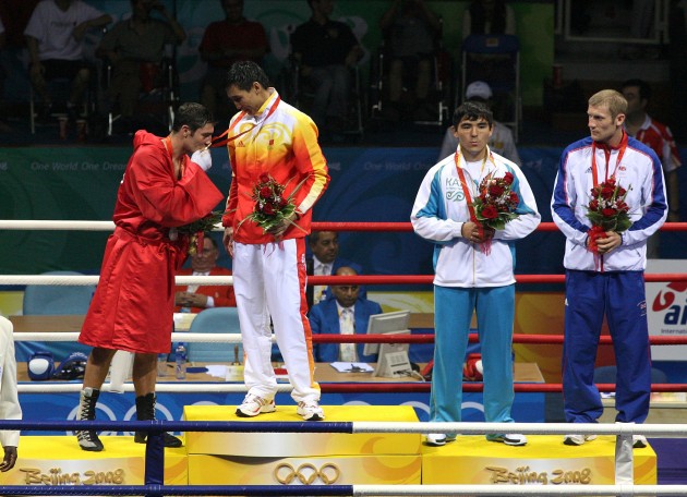 Kenny Egan (in red) kisses the gold medal of Xiaoping Zhang 24/8/2008