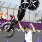 Alex Zanardi celebrates gold (AP Photo/Alastair Grant).