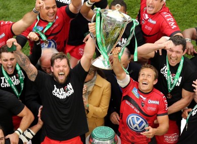 Jonny Wilkinson lifts the Heineken Cup.